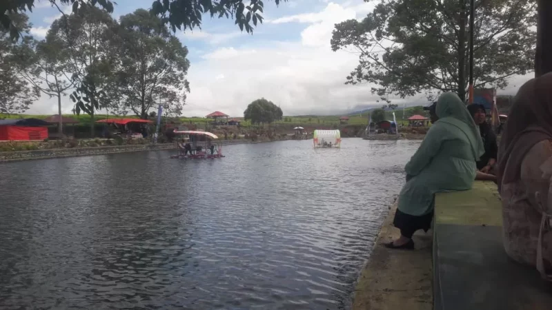 Pengunjung menikmati suasana Ayi Tafsut dengan aliran air jernih di tengah perkebunan teh Kayu Aro saat libur Lebaran.