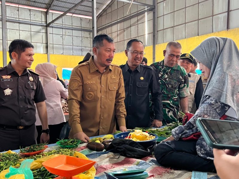 Bupati Kerinci Monadi meninjau operasi pasar di Pasar Tradisional Siulak untuk memastikan ketersediaan bahan pokok jelang Idul Fitri.
