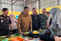 Bupati Kerinci Monadi meninjau operasi pasar di Pasar Tradisional Siulak untuk memastikan ketersediaan bahan pokok jelang Idul Fitri.