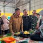 Bupati Kerinci Monadi meninjau operasi pasar di Pasar Tradisional Siulak untuk memastikan ketersediaan bahan pokok jelang Idul Fitri.