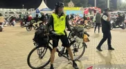 Verri Sanovri mengayuh sepeda saat mudik di Pelabuhan Ciwandan, Cilegon.