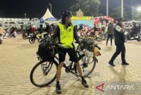 Verri Sanovri (50) pemudik menggunakan sepeda di Pelabuhan Ciwandan, Kota Cilegon, Banten, Selasa (17/3/2026). (ANTARA/Desi Purnama Sari) singkat