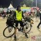 Verri Sanovri (50) pemudik menggunakan sepeda di Pelabuhan Ciwandan, Kota Cilegon, Banten, Selasa (17/3/2026). (ANTARA/Desi Purnama Sari) singkat