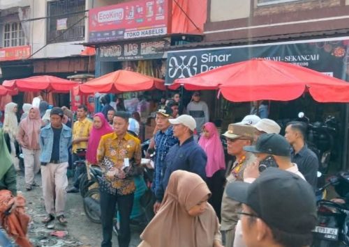 Wakil Wali Kota Sungai Penuh Azhar Hamzah bersama Sekda Alpian dan jajaran instansi terkait saat melakukan penataan dan penertiban pedagang di Pasar Tanjung Bajure.