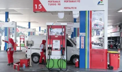 Ilustrasi SPBU dengan pengendara mengisi BBM di Indonesia