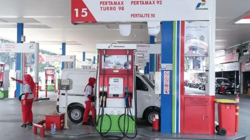Aktivitas pengisian bahan bakar di SPBU sebagai ilustrasi penyesuaian harga BBM