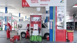 Aktivitas pengisian bahan bakar di SPBU sebagai ilustrasi penyesuaian harga BBM