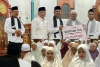 Wabup Murison menyerahkan santunan dan CSR di Semerap.( foto Kerinci satu)