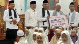 Wabup Murison menyerahkan santunan dan CSR di Semerap.( foto Kerinci satu)