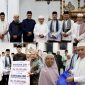 Al Haris dan Monadi menyerahkan bantuan di Masjid Al-Falah.