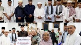Al Haris dan Monadi menyerahkan bantuan di Masjid Al-Falah.