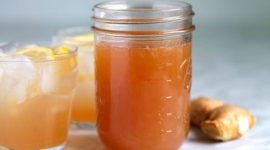 Pilihan minuman alami seperti air putih, teh hijau, dan wedang jahe dapat membantu meredakan gejala saraf kejepit