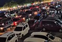 Suasana malam di Pantai Padang dipadati wisatawan yang menikmati angin laut dan kuliner di sepanjang kawasan pantai. ( foto info sumbar)