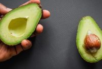 Alpukat mengandung lemak sehat, serat, dan vitamin yang bermanfaat bagi tubuh, namun tetap perlu dikonsumsi secara bijak.