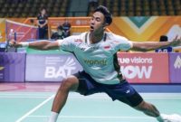 Pebulu tangkis Indonesia Alwi Farhan mengembalikan shuttlecock saat melawan Chou Tien Chen dalam babak 16 besar All England 2026 di Utilita Arena Birmingham.