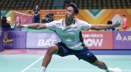 Pebulu tangkis Indonesia Alwi Farhan mengembalikan shuttlecock saat melawan Chou Tien Chen dalam babak 16 besar All England 2026 di Utilita Arena Birmingham.