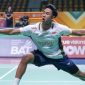 Pebulu tangkis Indonesia Alwi Farhan mengembalikan shuttlecock saat melawan Chou Tien Chen dalam babak 16 besar All England 2026 di Utilita Arena Birmingham.