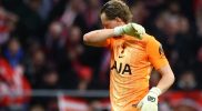 Antonin Kinsky tertunduk setelah blunder saat Tottenham melawan Atletico Madrid di Liga Champions.