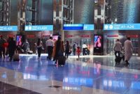 Wisatawan tertahan di Dubai setelah banyak penerbangan Timur Tengah ditunda.