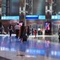 Wisatawan tertahan di Dubai setelah banyak penerbangan Timur Tengah ditunda.