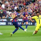 Ilustrasi formasi dan pergantian pemain Barcelona melawan Villarreal dalam pertandingan sepak bola.