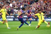 Ilustrasi formasi dan pergantian pemain Barcelona melawan Villarreal dalam pertandingan sepak bola.
