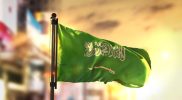 Ilustrasi bendera Arab Saudi berkibar sebagai simbol negara di tengah meningkatnya ketegangan kawasan.