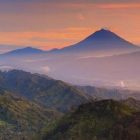 Wisatawan mengunjungi Bukit Khayangan di Sungai Penuh, Jambi, saat libur Lebaran dengan panorama perbukitan dan Danau Kerinci dan Gunung Kerinci dari Ketinggian