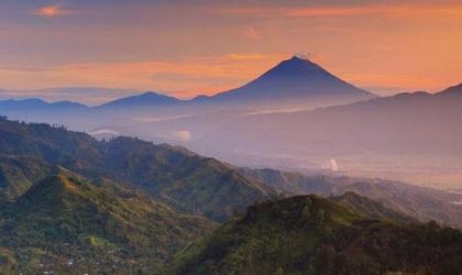 Wisatawan menikmati pemandangan Bukit Khayangan dengan latar Gunung Kerinci di Sungai Penuh-Jambi