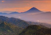 Wisatawan mengunjungi Bukit Khayangan di Sungai Penuh, Jambi, saat libur Lebaran dengan panorama perbukitan dan Danau Kerinci dan Gunung Kerinci dari Ketinggian