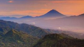 Wisatawan mengunjungi Bukit Khayangan di Sungai Penuh, Jambi, saat libur Lebaran dengan panorama perbukitan dan Danau Kerinci dan Gunung Kerinci dari Ketinggian