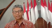 Wakil Kepala BKN Suharmen memberikan keterangan di depan kamera dengan latar bendera Merah Putih