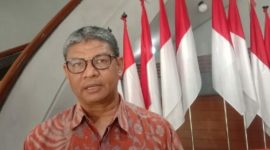 Wakil Kepala BKN Suharmen menyampaikan pernyataan kepada media di lokasi resmi dengan latar deretan bendera Indonesia