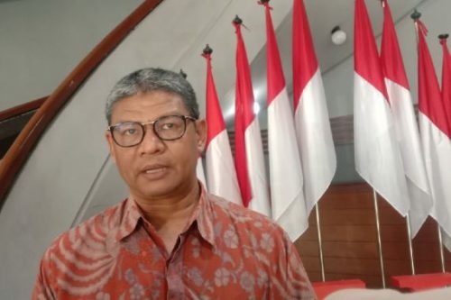 Wakil Kepala BKN Suharmen menyampaikan pernyataan kepada media di lokasi resmi dengan latar deretan bendera Indonesia