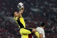Aksi Emil Audero di laga Indonesia vs China. (Foto: Getty Images/Robertus Pudyanto)