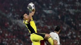 Aksi Emil Audero di laga Indonesia vs China. (Foto: Getty Images/Robertus Pudyanto)