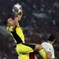 Aksi Emil Audero di laga Indonesia vs China. (Foto: Getty Images/Robertus Pudyanto)