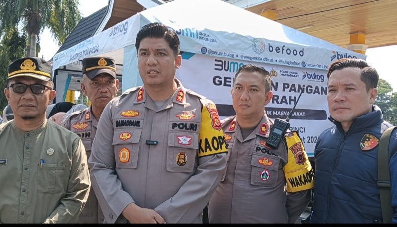 Warga mengantre dan memilih kebutuhan pokok di Pasar Murah Polres Kerinci di Alun-Alun Sungai Penuh menjelang Idulfitri ( foto semesta Jambi)