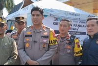 Warga mengantre dan memilih kebutuhan pokok di Pasar Murah Polres Kerinci di Alun-Alun Sungai Penuh menjelang Idulfitri ( foto semesta Jambi)