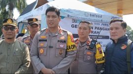 Warga mengantre dan memilih kebutuhan pokok di Pasar Murah Polres Kerinci di Alun-Alun Sungai Penuh menjelang Idulfitri ( foto semesta Jambi)