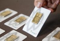 Harga emas Antam turun tajam dan stagnan di level Rp 2,89 juta per gram akibat peralihan investasi ke dolar AS.