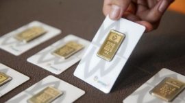 Harga emas Antam turun tajam dan stagnan di level Rp 2,89 juta per gram akibat peralihan investasi ke dolar AS.