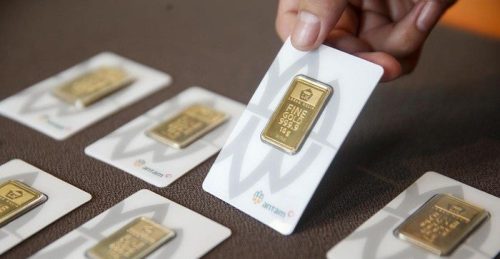 Harga emas Antam turun tajam dan stagnan di level Rp 2,89 juta per gram akibat peralihan investasi ke dolar AS.
