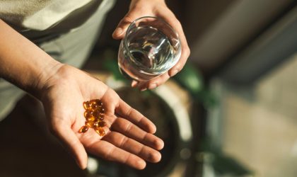 Ilustrasi seseorang mengonsumsi vitamin dan buah setelah mudik