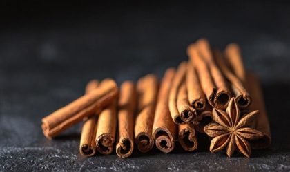 Batang dan bubuk kayu manis sebagai bumbu dapur dan obat herbal