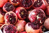Ilustrasi buah delima yang dikenal tinggi vitamin C dan antioksidan