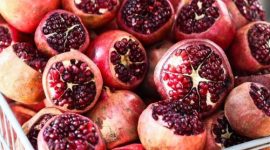 Ilustrasi buah delima yang dikenal tinggi vitamin C dan antioksidan