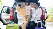 Ilustrasi keluarga mudik Lebaran membawa koper dan barang bawaan di terminal.