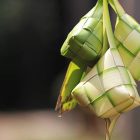 Ketupat tradisional yang dibungkus janur, simbol hati bersih dan kesederhanaan dalam perayaan Syawal