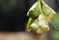 Ketupat tradisional yang dibungkus janur, simbol hati bersih dan kesederhanaan dalam perayaan Syawal